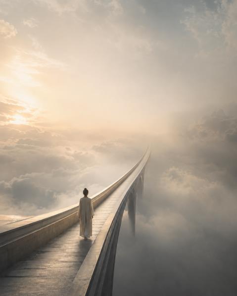 Una persona caminando por un puente que se pierde entre las nubes